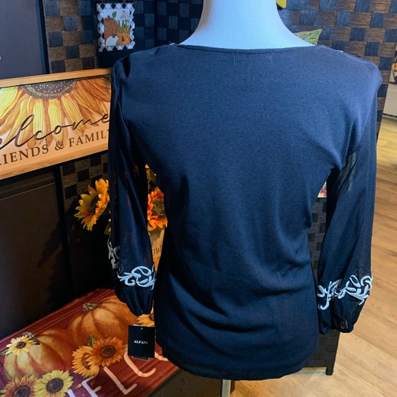 Woman’s size small dress blouse black. - Picture 5 of 6